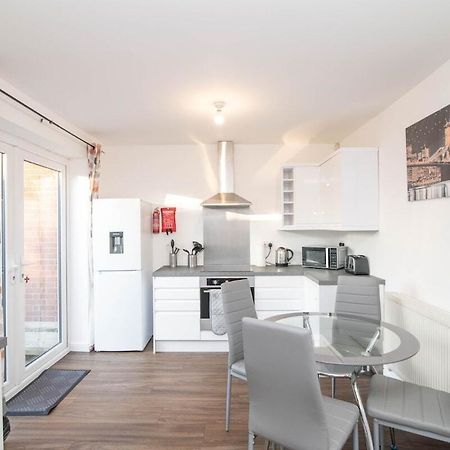 Spacious Two Bed House With Parking And Garden Dudley Eksteriør bilde