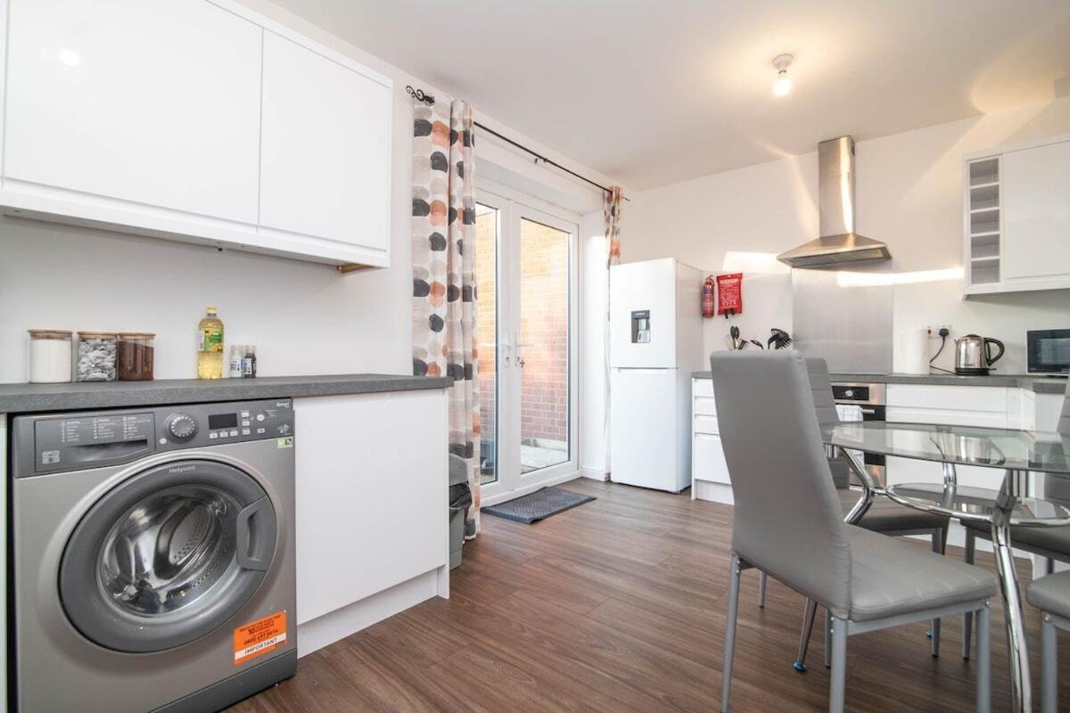 Spacious Two Bed House With Parking And Garden Dudley Eksteriør bilde