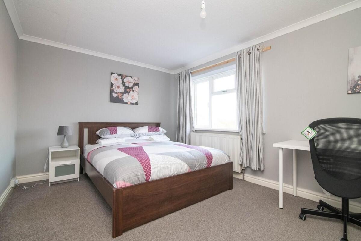 Spacious Two Bed House With Parking And Garden Dudley Eksteriør bilde