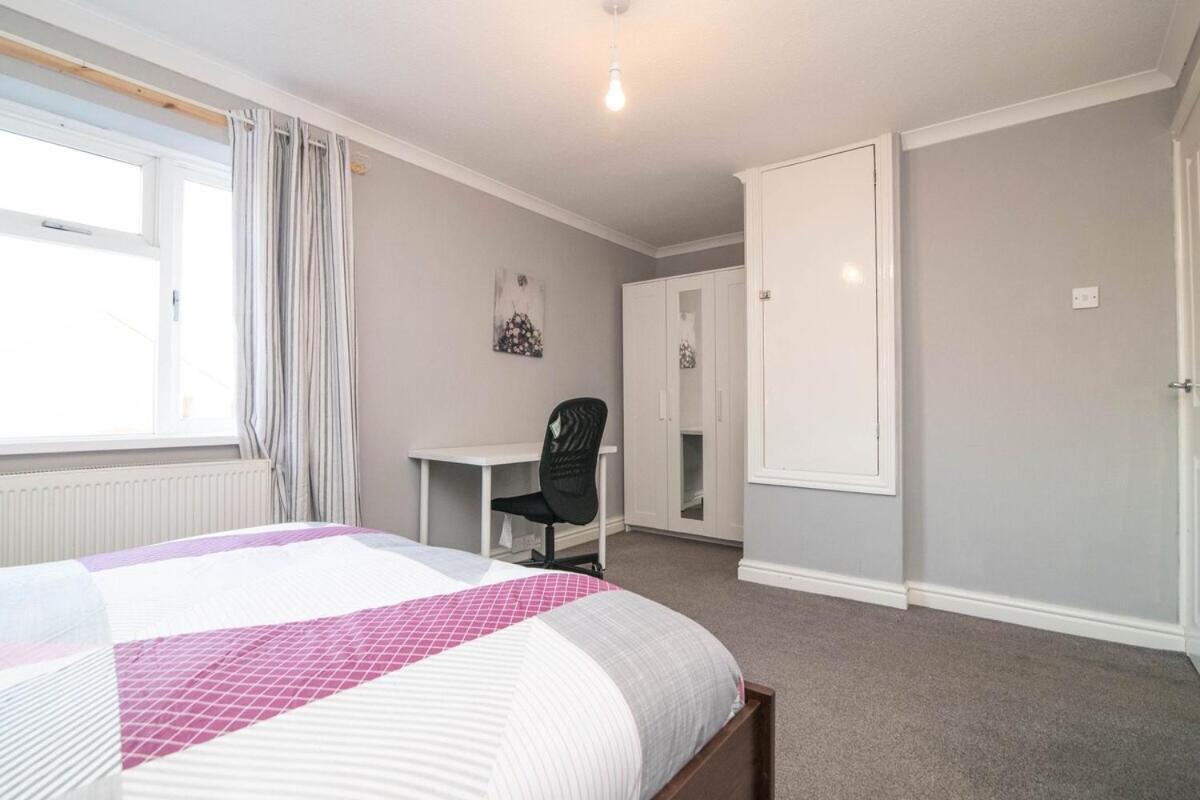Spacious Two Bed House With Parking And Garden Dudley Eksteriør bilde