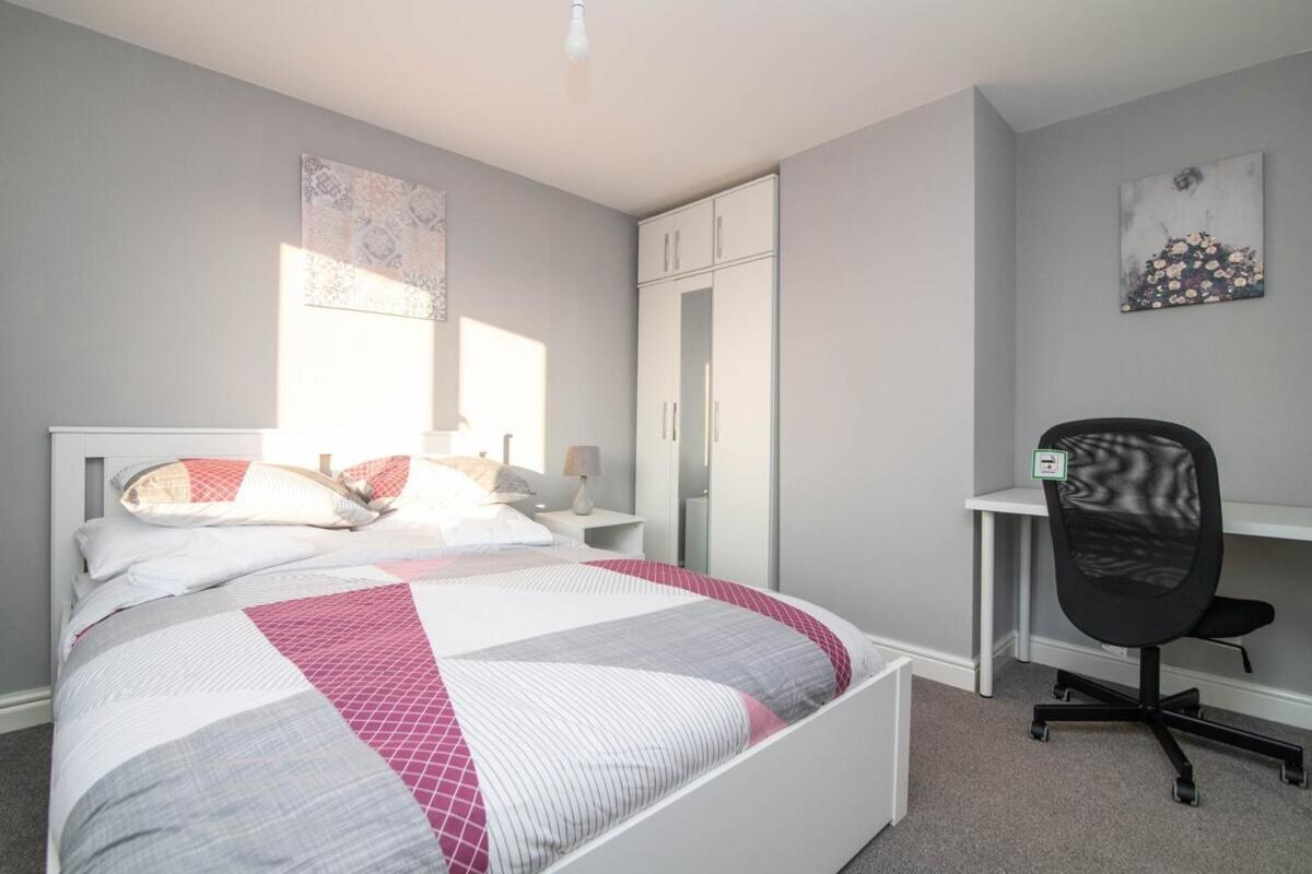 Spacious Two Bed House With Parking And Garden Dudley Eksteriør bilde