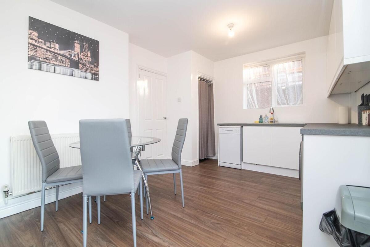 Spacious Two Bed House With Parking And Garden Dudley Eksteriør bilde