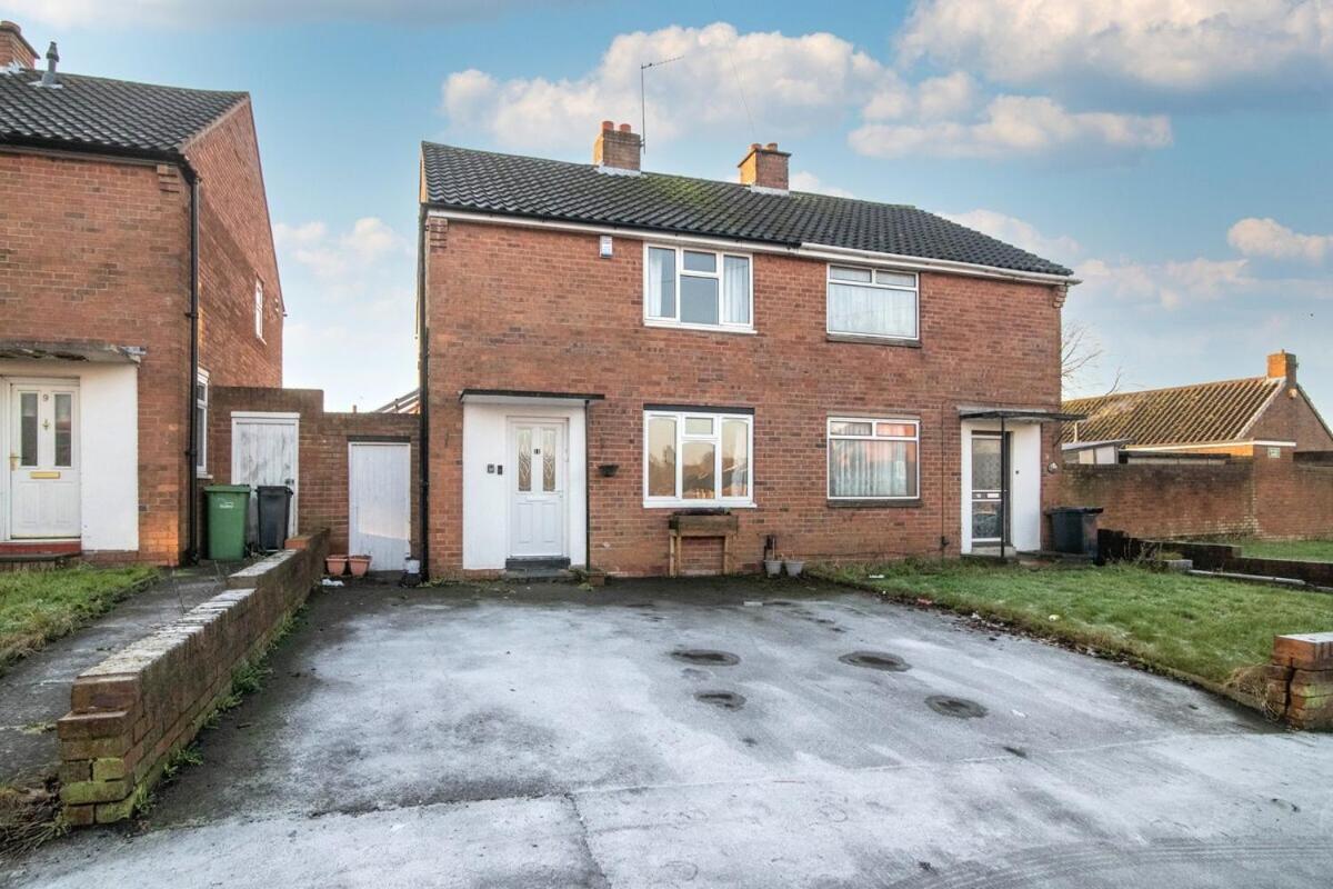 Spacious Two Bed House With Parking And Garden Dudley Rom bilde