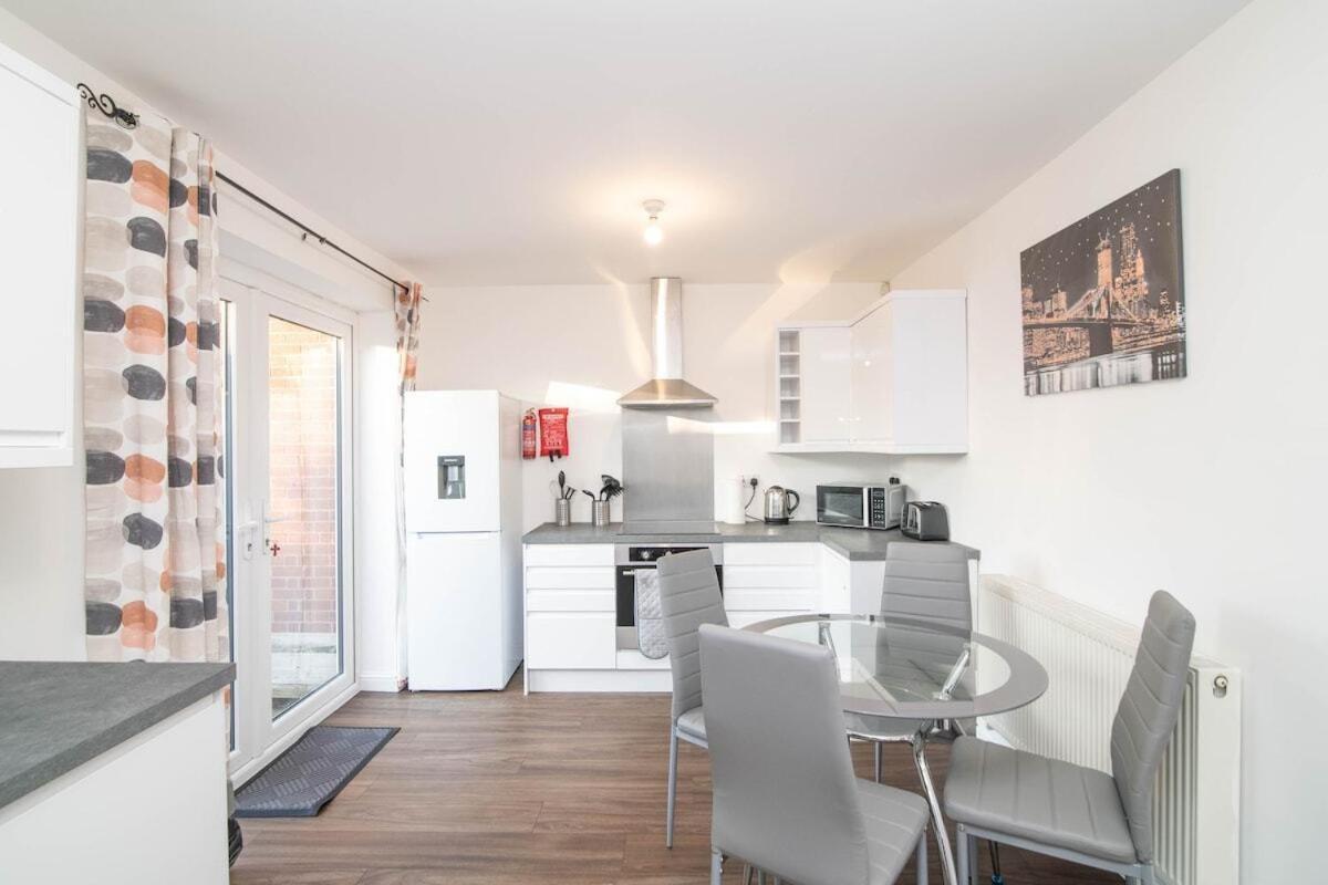 Spacious Two Bed House With Parking And Garden Dudley Eksteriør bilde
