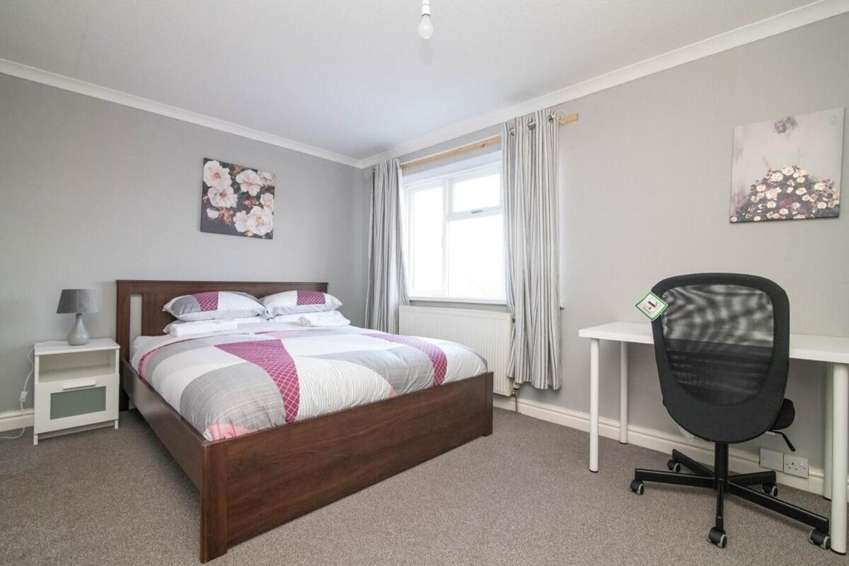 Spacious Two Bed House With Parking And Garden Dudley Eksteriør bilde